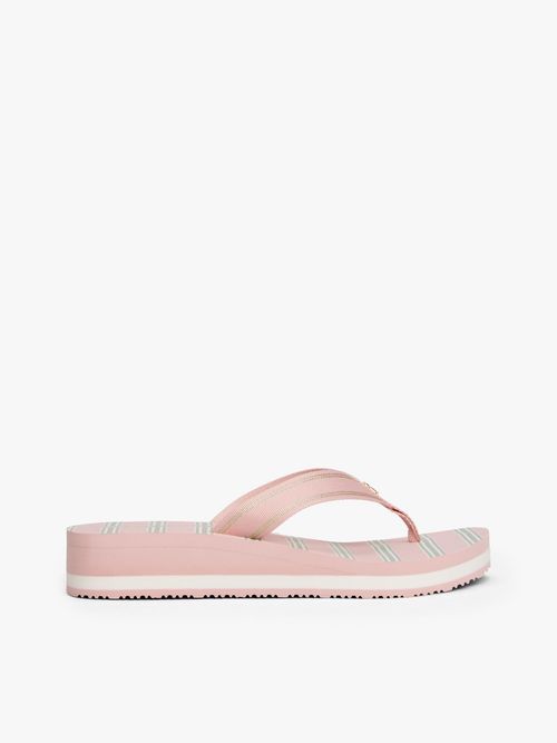 Chancletas-con-cuña-suela-dentada