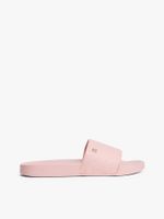 Chancletas-con-monogramas-TH-en-relieve