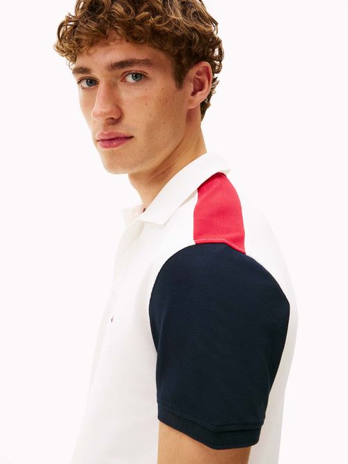 Polo-de-corte-regular-con-diseño-color-block-RWB