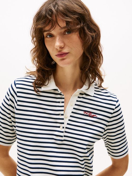 Polo-de-corte-regular-con-diseño-de-rayas-y-logo-script