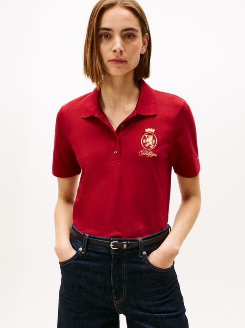 Polo-de-corte-regular-con-escudo-bordado