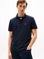 Polo-de-corte-regular-con-logo-de-escudo