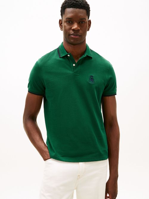 Polo-de-corte-regular-con-logo-de-escudo