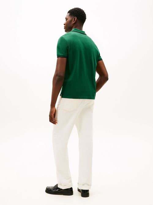 Polo-de-corte-regular-con-logo-de-escudo