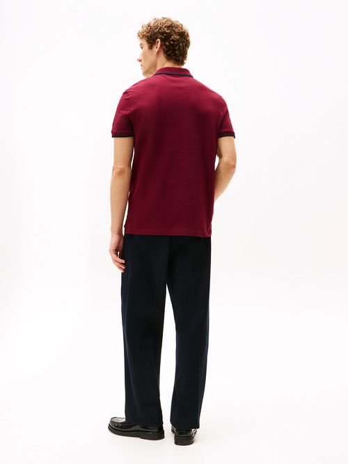 Polo-de-corte-regular-con-logo-de-escudo