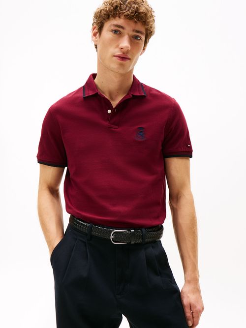 Polo-de-corte-regular-con-logo-de-escudo