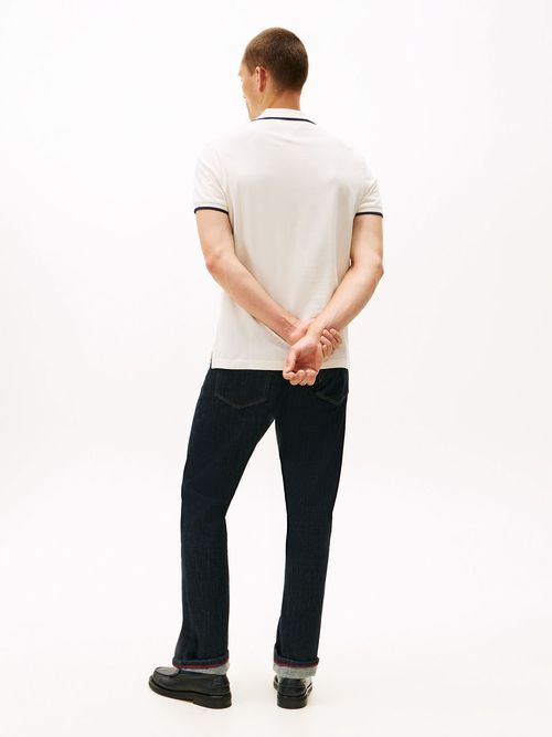 Polo-de-corte-regular-con-logo-de-escudo