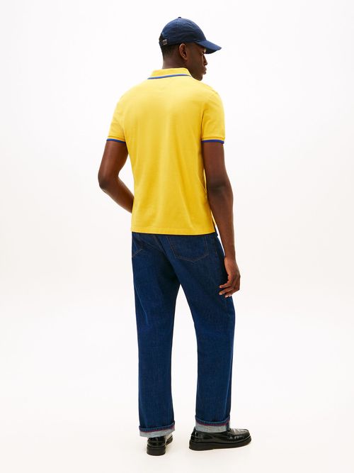 Polo-de-corte-regular-con-logo-de-escudo