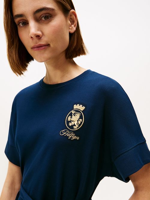 Vestido-con-cinturon-anudable-y-logo-grafico-dorado