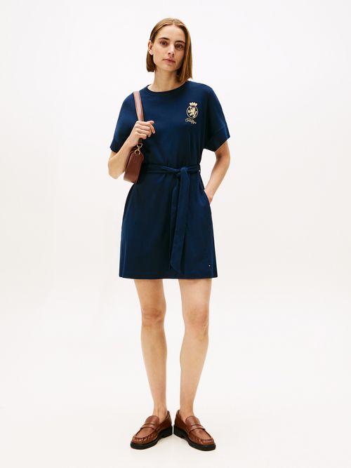 Vestido-con-cinturon-anudable-y-logo-grafico-dorado