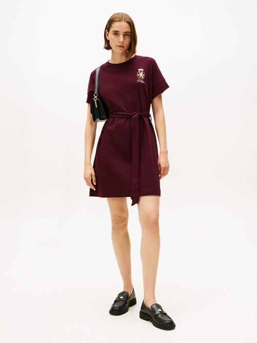 Vestido-con-cinturon-anudable-y-logo-grafico-dorado