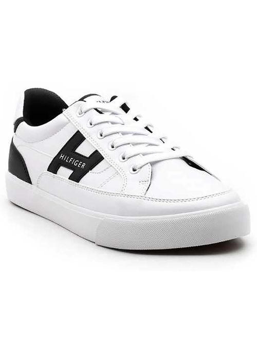 Zapatillas-de-corte-bajo-con-paneles-a-contraste-y-suela-gruesa