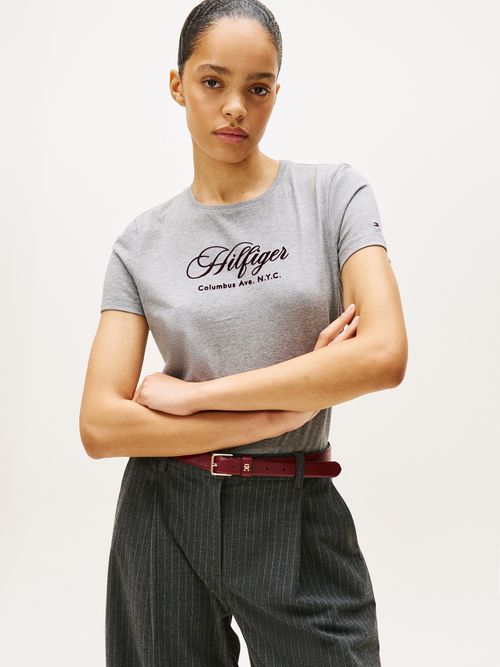 Camiseta-de-cuello-redondo-con-logo-bordado