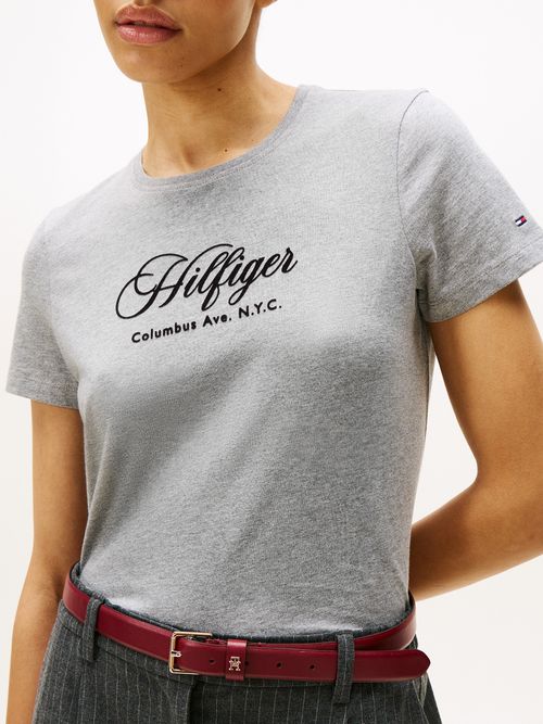 Camiseta-de-cuello-redondo-con-logo-bordado