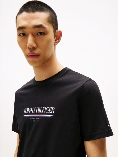 Camiseta-de-cuello-redondo-con-logo