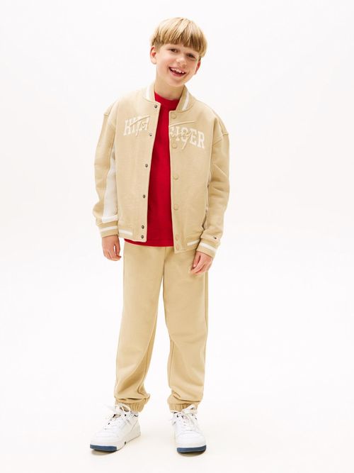 Jogger-con-logo-grafico