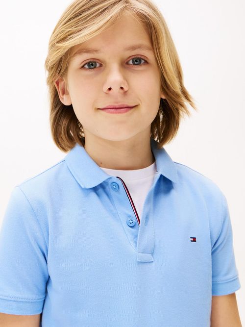 Polo-con-logo-y-corte-regular-essential