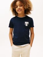 Camiseta-Varsity-con-logo-grafico-