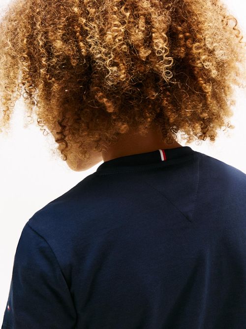 Camiseta-Varsity-con-logo-grafico-