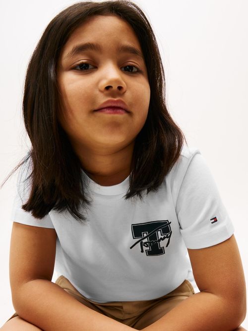 Camiseta-Varsity-con-logo-grafico-