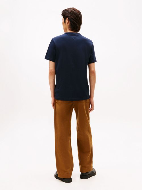 Camiseta-con-logo-en-forma-de-escudo-