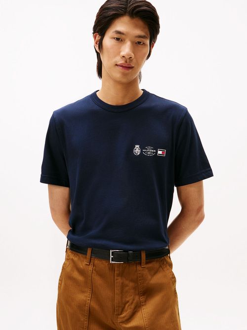 Camiseta-con-logo-en-forma-de-escudo-