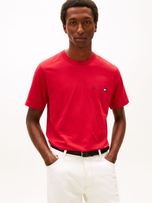 Camiseta-con-logo-en-forma-de-escudo-