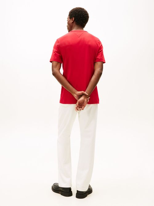 Camiseta-con-logo-en-forma-de-escudo-