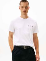 Camiseta-con-logo-en-forma-de-escudo-