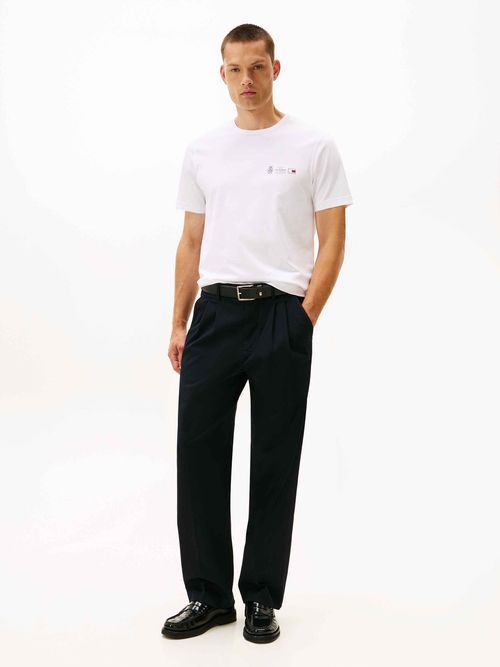 Camiseta-con-logo-en-forma-de-escudo-