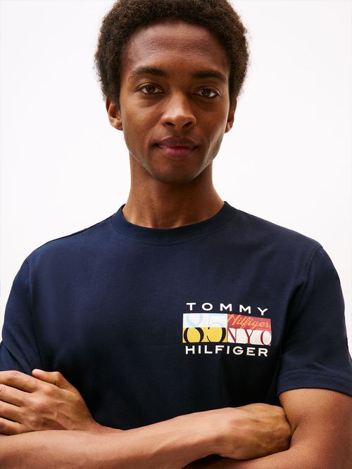 Camiseta-de-cuello-redondo-con-logo