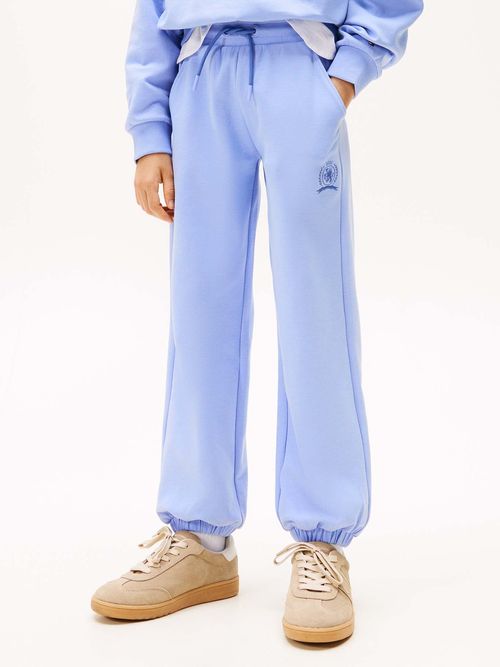 Joggers-de-punto-con-escudo-bordado