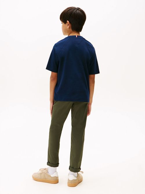 Camiseta-de-cuello-redondo-con-escudo-TH