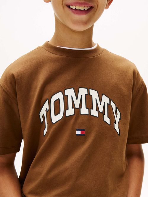 Camiseta-Varsity-de-cuello-redondo-con-logo