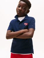 Polo-varsity-con-logo-grafico