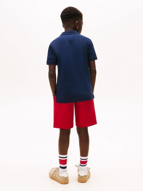 Polo-varsity-con-logo-grafico