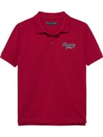 Polo-varsity-con-logo-grafico