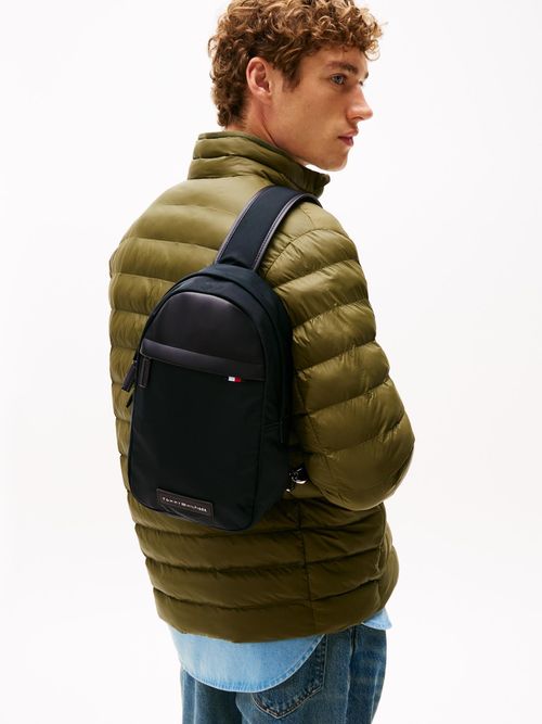 Bolso-cruzado-con-parche-del-logo