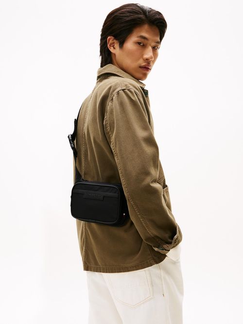 Cangurera-con-logo-metalico