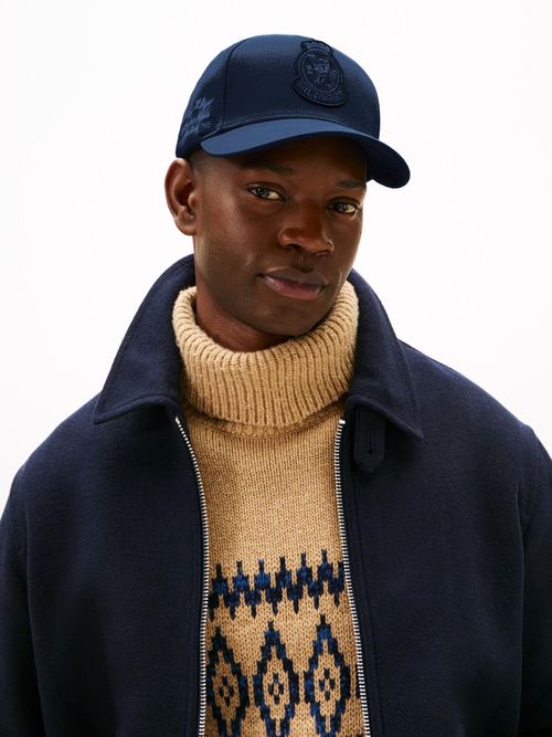 Gorra-con-logo-de-escudo-de-5-panales