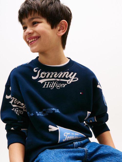 Abrigo-con-estampado-integral-de-logos