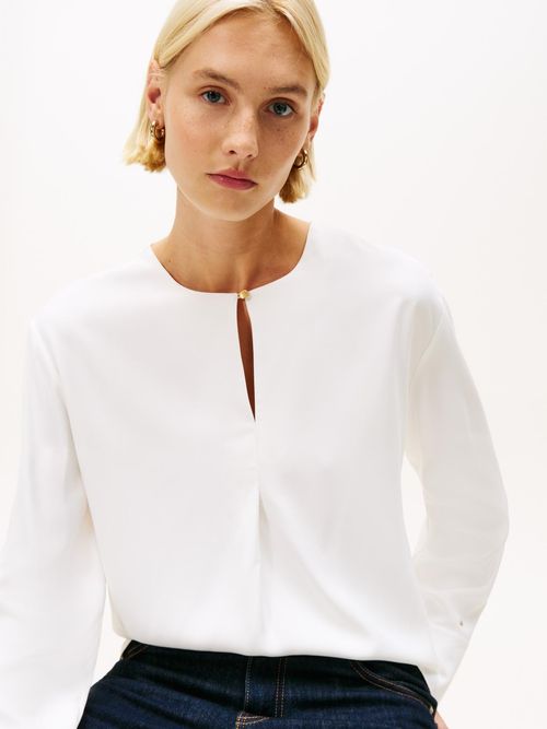 Blusa-con-abertura-y-corte-amplio