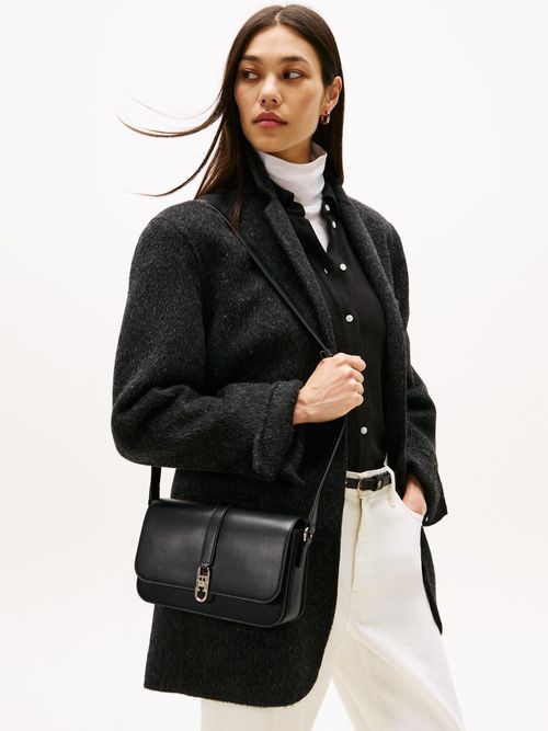 Bolso-cruzado-con-solapa-y-monograma-TH