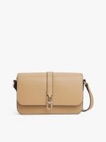 Bolso-cruzado-con-solapa-y-monograma-TH