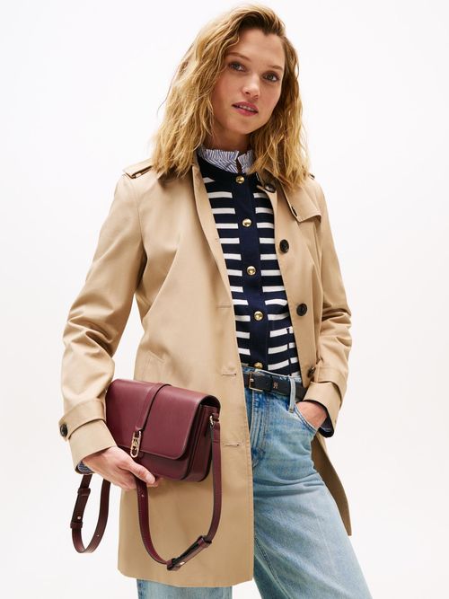 Bolso-cruzado-con-solapa-y-monograma-TH