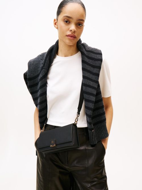 Bolso-mensajero-granulado-con-monograma-TH