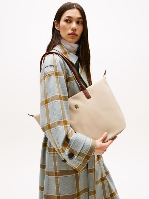 Bolso-tote-con-monograma-TH