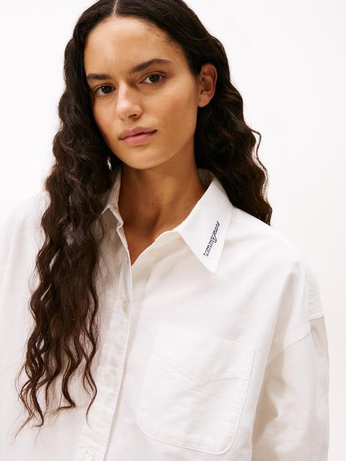 Camisa-oxford-cropped-con-logo