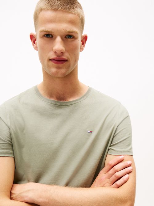 Camiseta-clasica-con-cuello-redondo