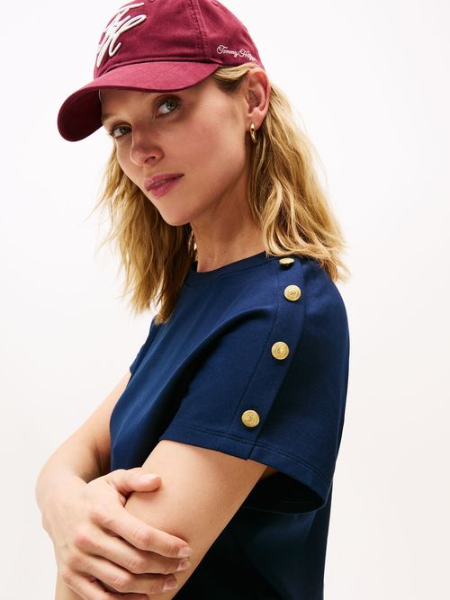 Camiseta-con-botones-dorados-en-el-hombro